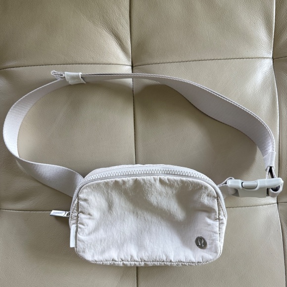 Lululemon Athletica Everywhere Belt Bag 1L Off White Opal Light Ivory - Picture 3 of 7